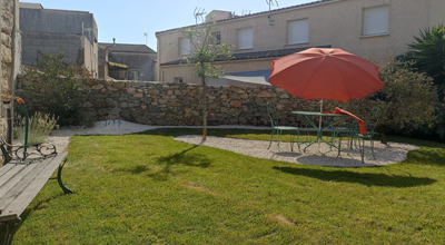 mise a niveau de la terre- géotextile - ajout de gravier - barriere en galavat -  enlevement d'un arbuste Agde 34300