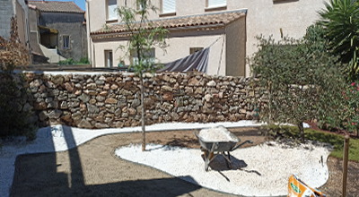 Plantations d'arbustres - Bordure en galvat - petit cailloux - géotextile - terre de pignon 