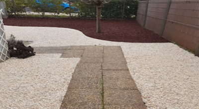 mise a niveau de la terre- géotextile - ajout de gravier - barriere en galvat -  enlevement d'un arbuste AGDE 34300